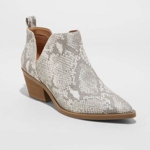 NWOT Universal Thread Cari Snakeskin Ankle Boots